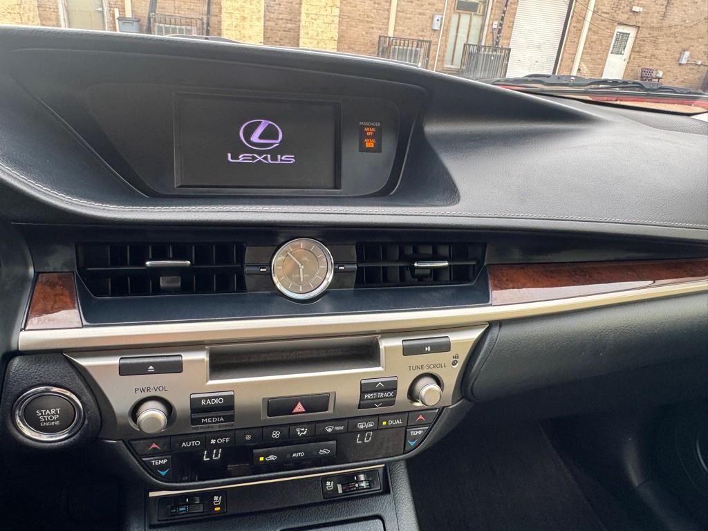 2014 Lexus ES Image 27