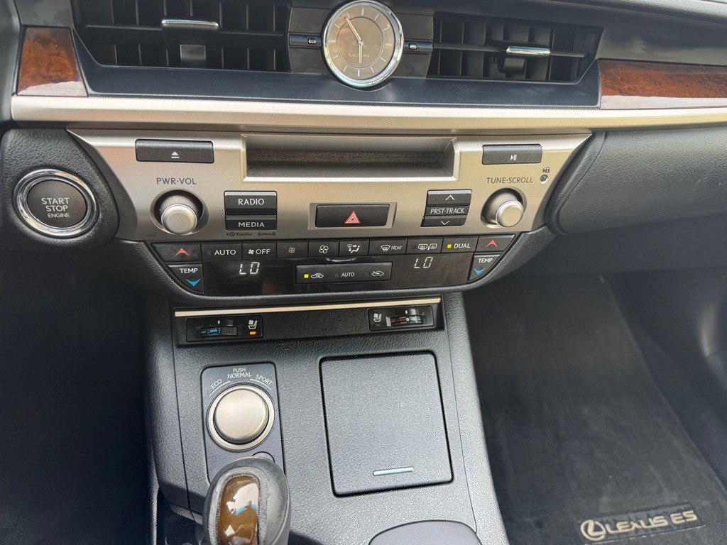2014 Lexus ES Image 31