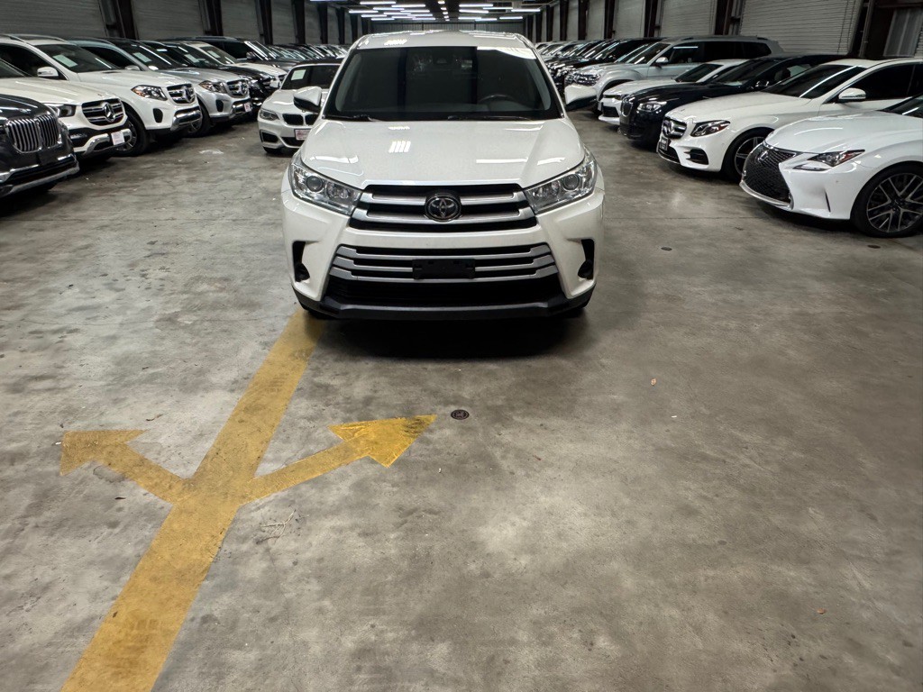 2017 Toyota Highlander Image 2