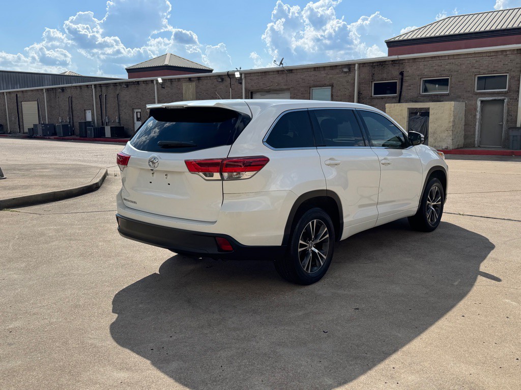 2017 Toyota Highlander Image 14
