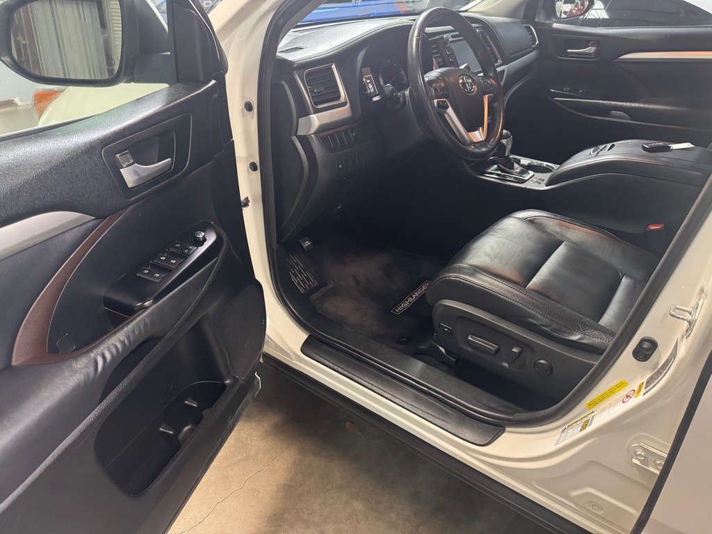 2014 Toyota Highlander Image 24