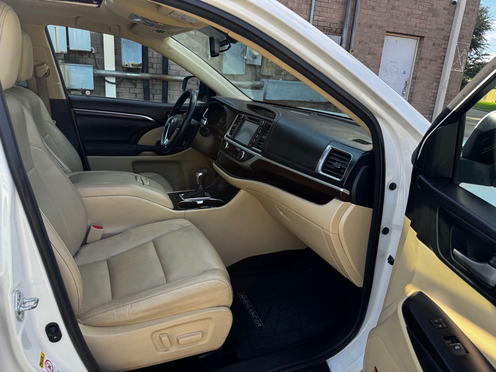 2016 Toyota Highlander Image 21