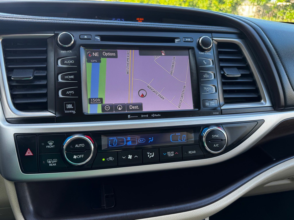 2016 Toyota Highlander Image 32