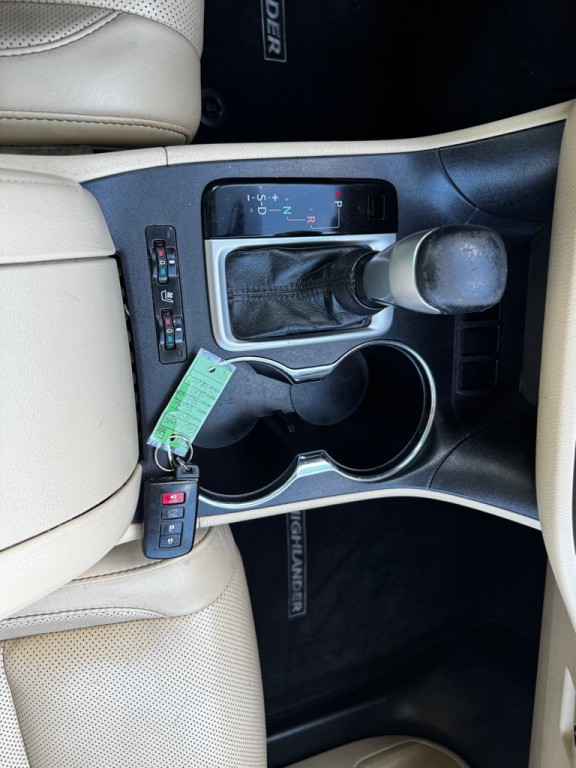 2016 Toyota Highlander Image 38