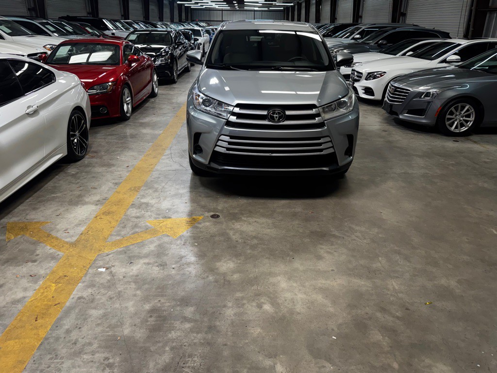 2017 Toyota Highlander Image 2