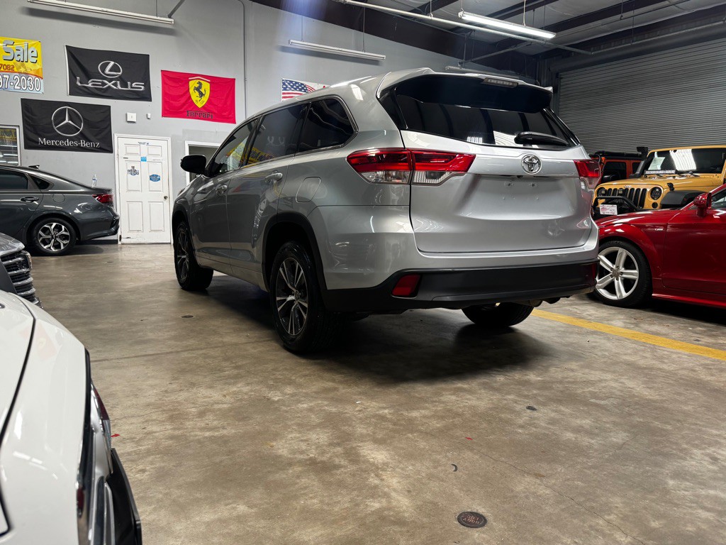 2017 Toyota Highlander Image 6