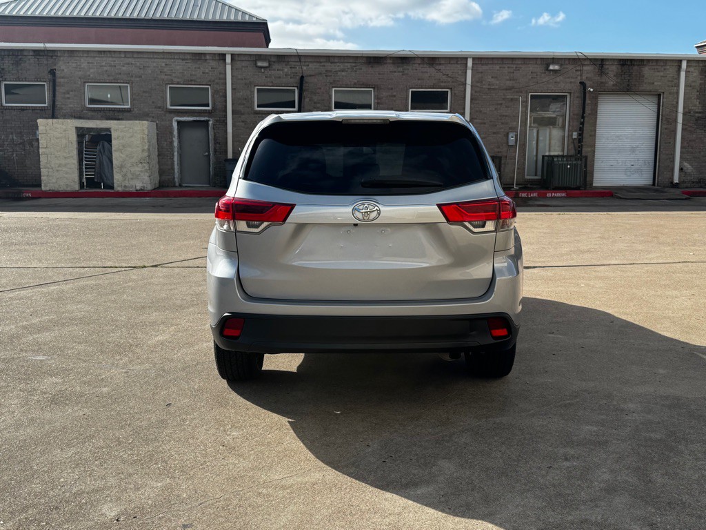 2017 Toyota Highlander Image 16