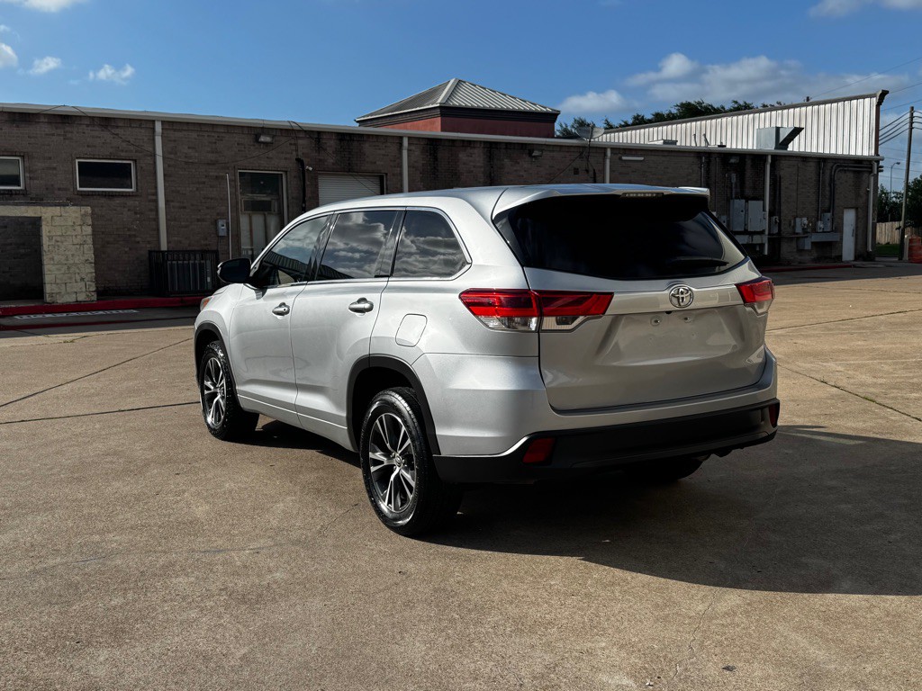 2017 Toyota Highlander Image 17