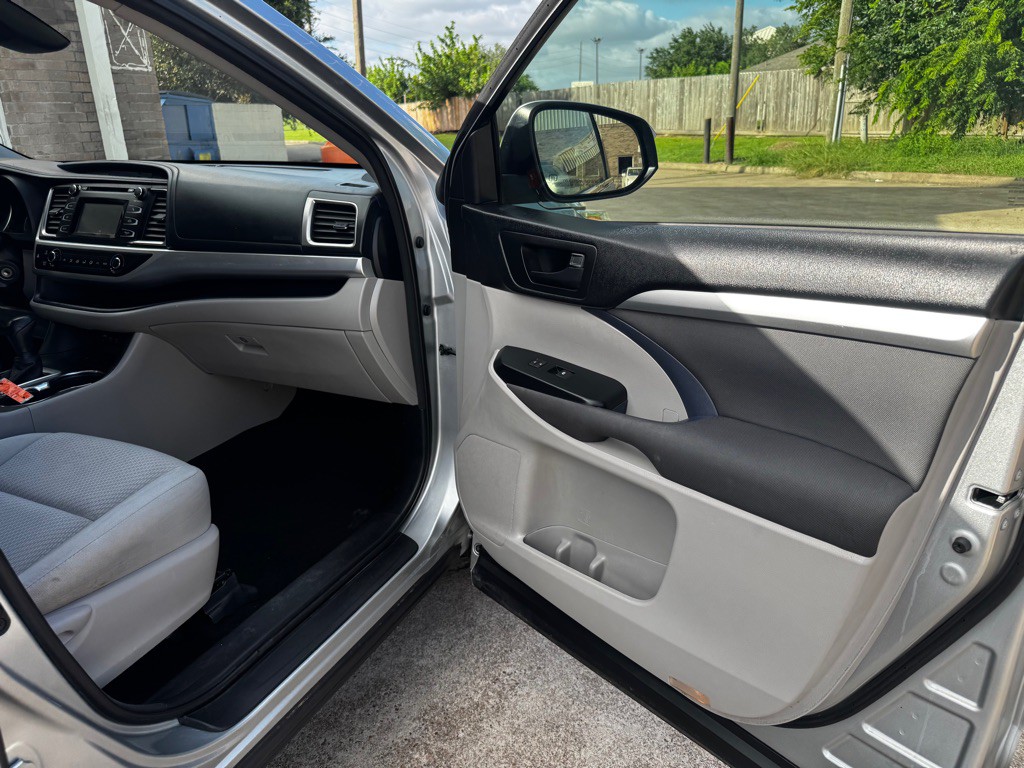2017 Toyota Highlander Image 22