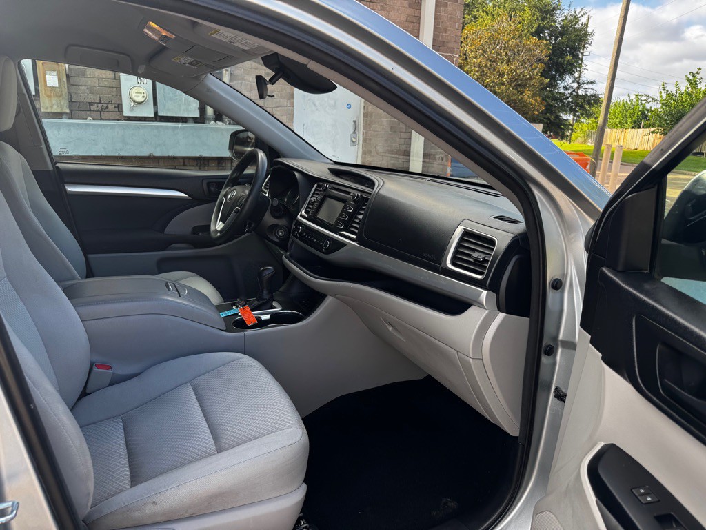 2017 Toyota Highlander Image 23