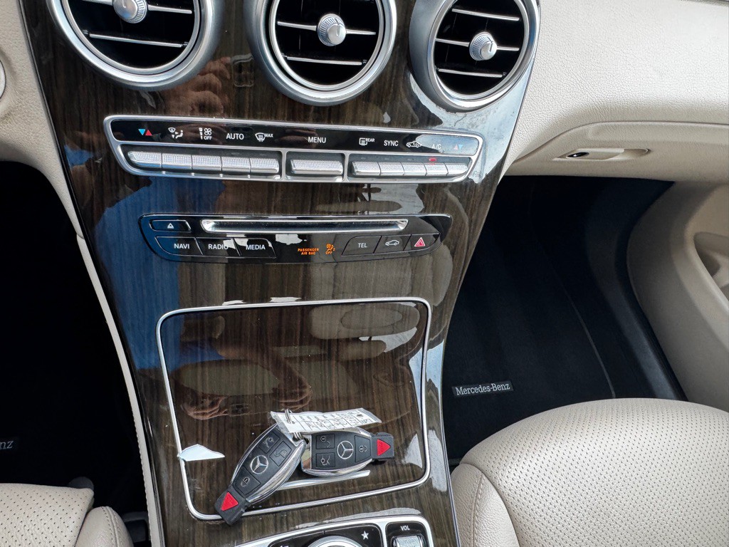 2017 Mercedes-Benz GLC-Class Image 38