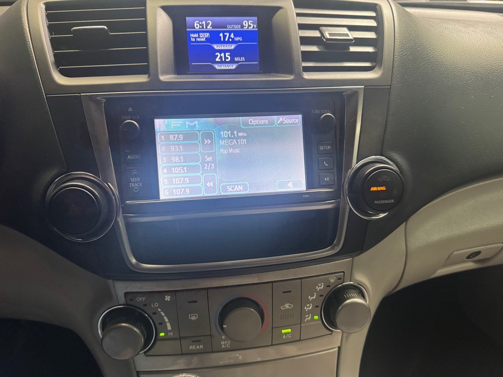 2013 Toyota Highlander Image 28