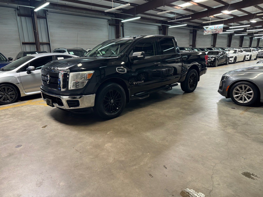 2017 Nissan Titan Image 1