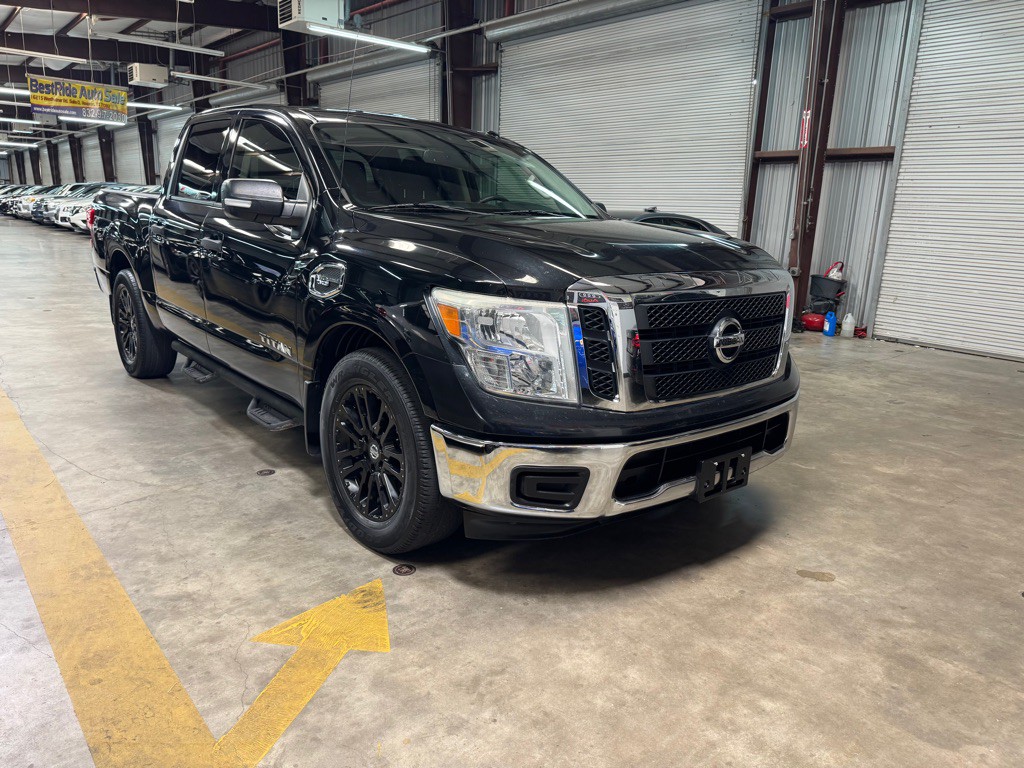 2017 Nissan Titan Image 5