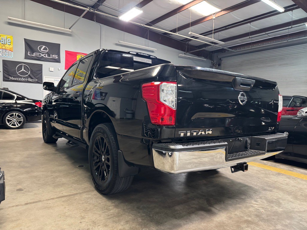 2017 Nissan Titan Image 8