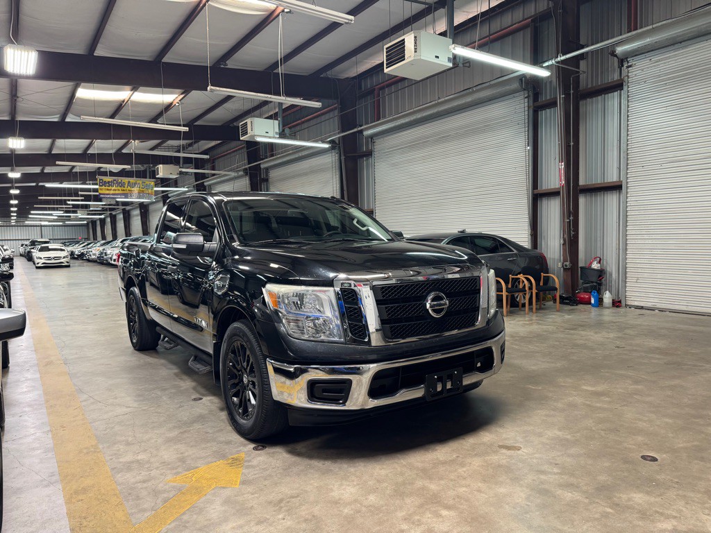 2017 Nissan Titan Image 10