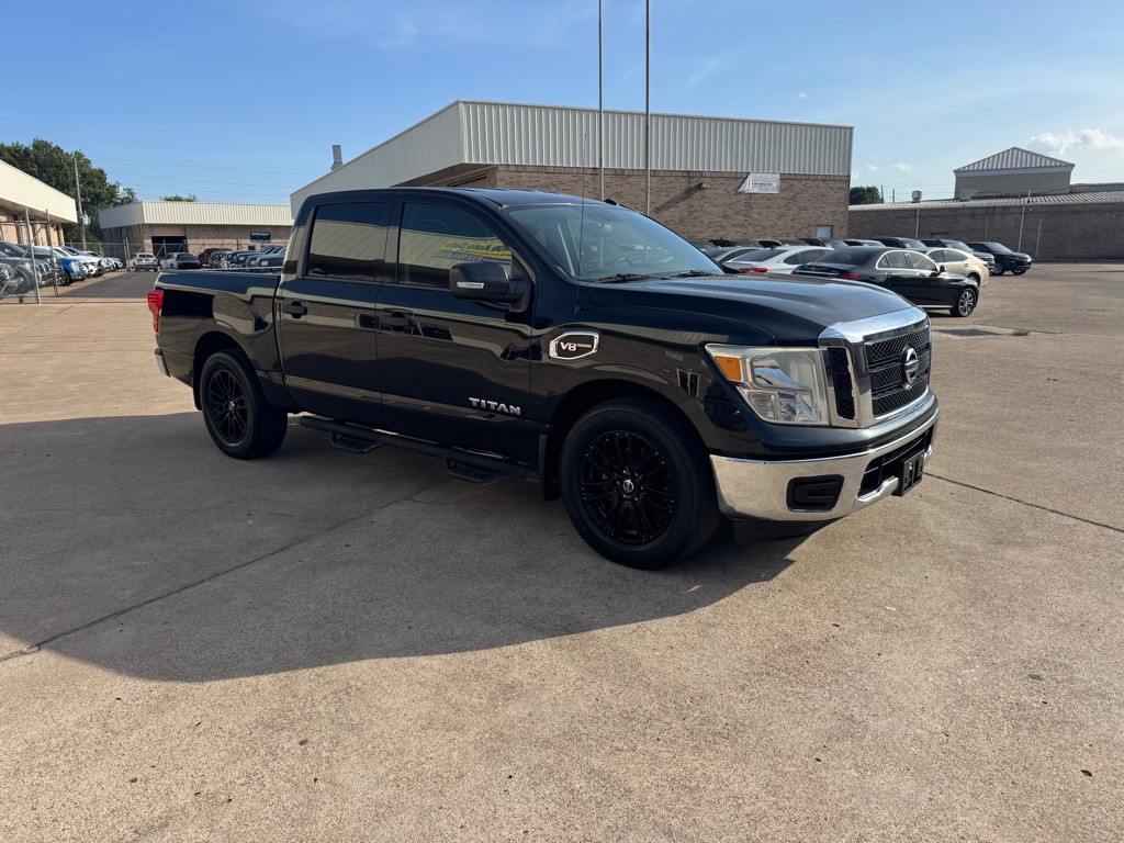 2017 Nissan Titan Image 16