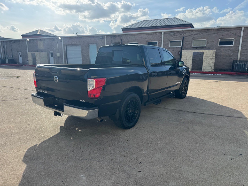 2017 Nissan Titan Image 17