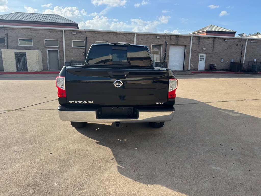 2017 Nissan Titan Image 18
