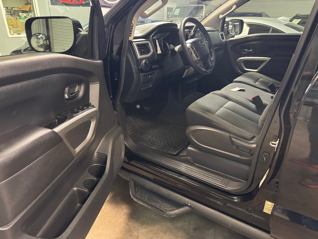 2017 Nissan Titan Image 20