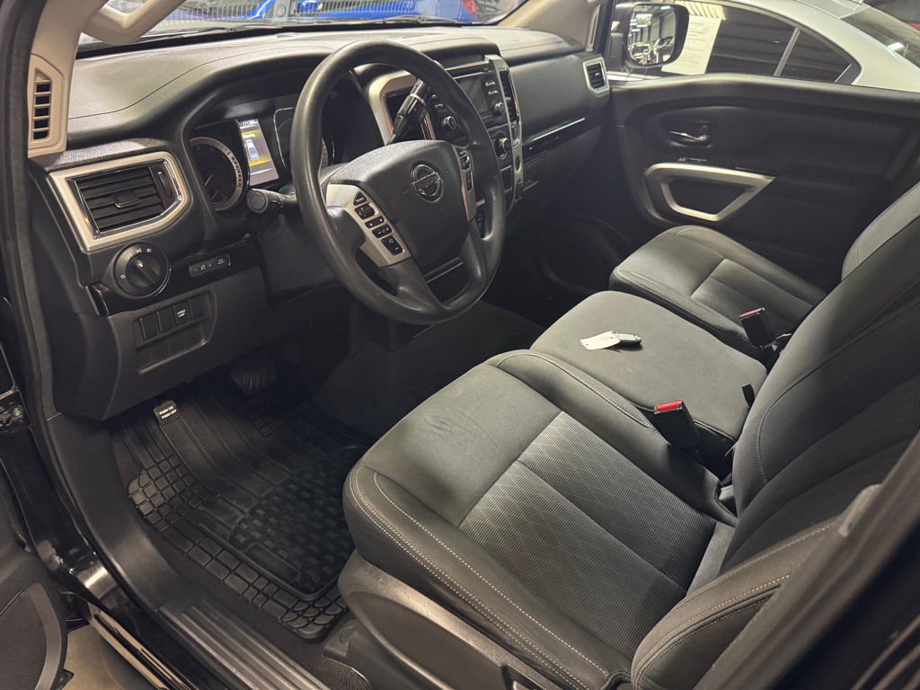 2017 Nissan Titan Image 21