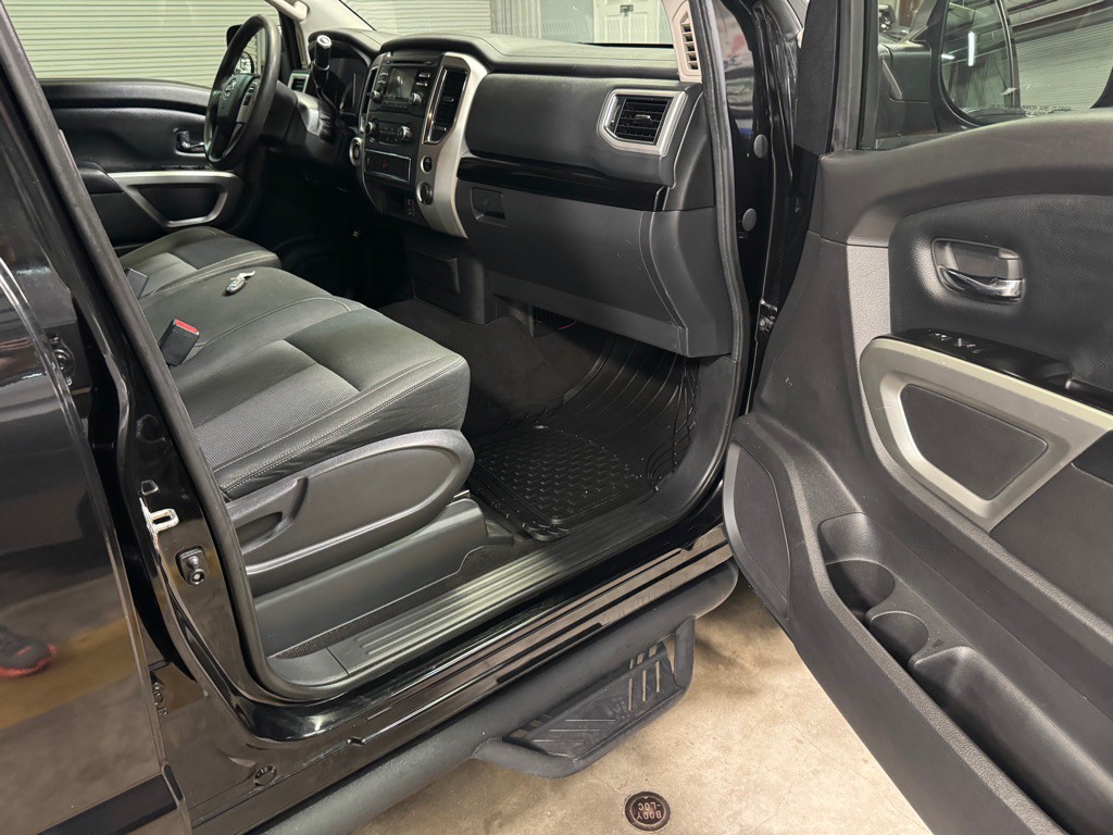 2017 Nissan Titan Image 22