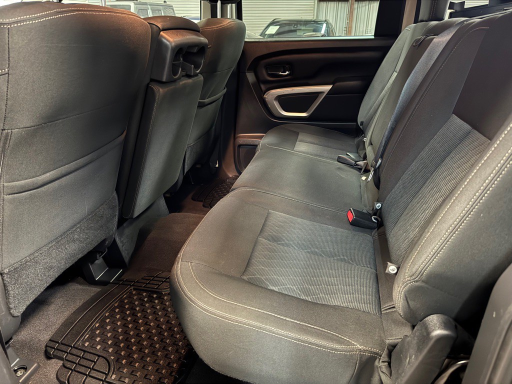2017 Nissan Titan Image 23