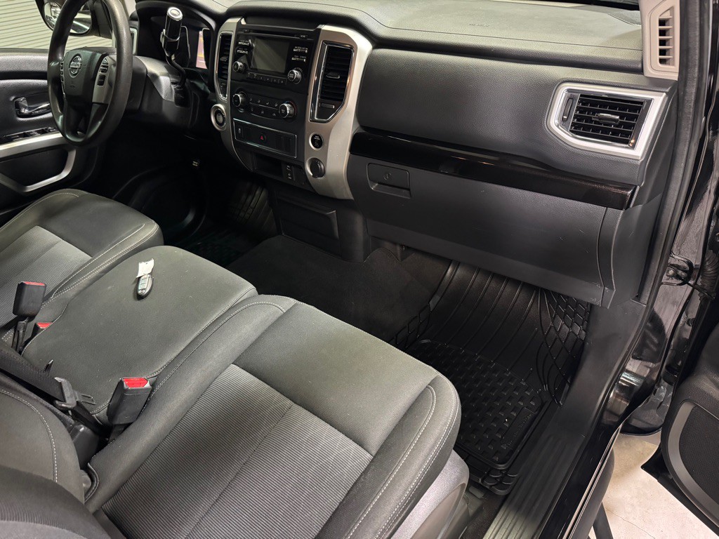 2017 Nissan Titan Image 26
