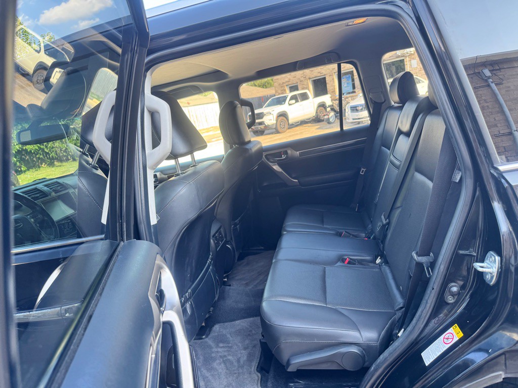2016 Lexus GX Image 19