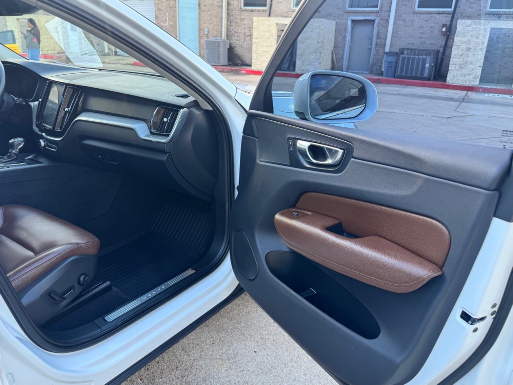 2018 Volvo XC60 Image 23
