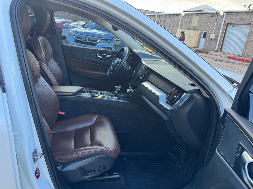 2018 Volvo XC60 Image 24
