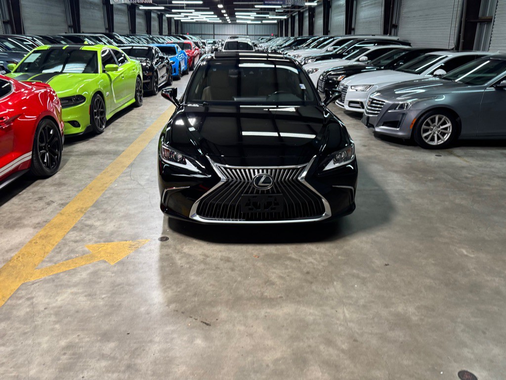 2019 Lexus ES Image 2