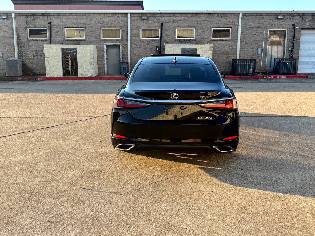 2019 Lexus ES Image 17