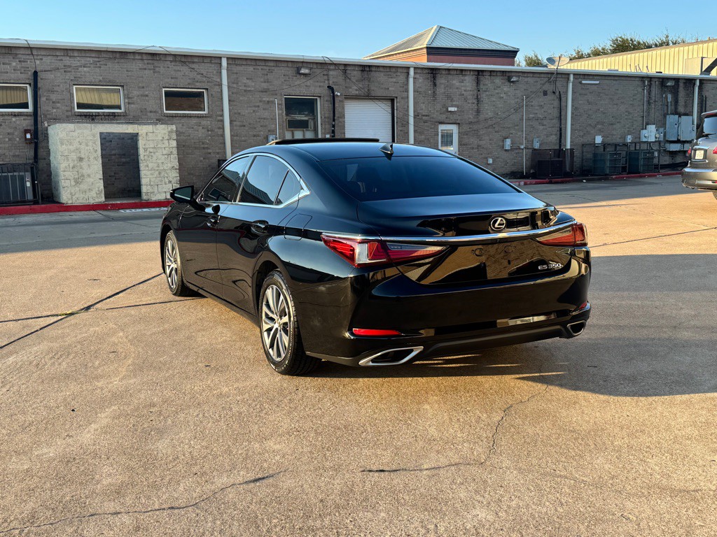 2019 Lexus ES Image 18