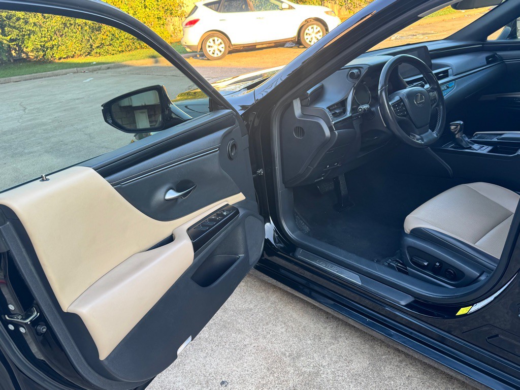 2019 Lexus ES Image 20