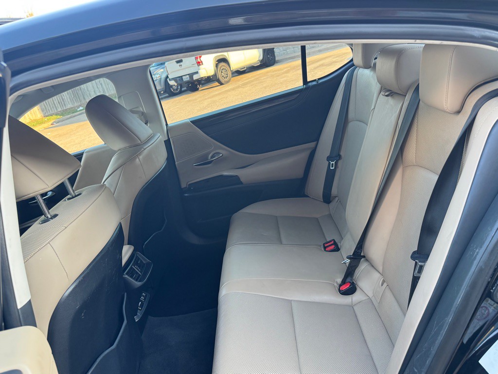 2019 Lexus ES Image 22