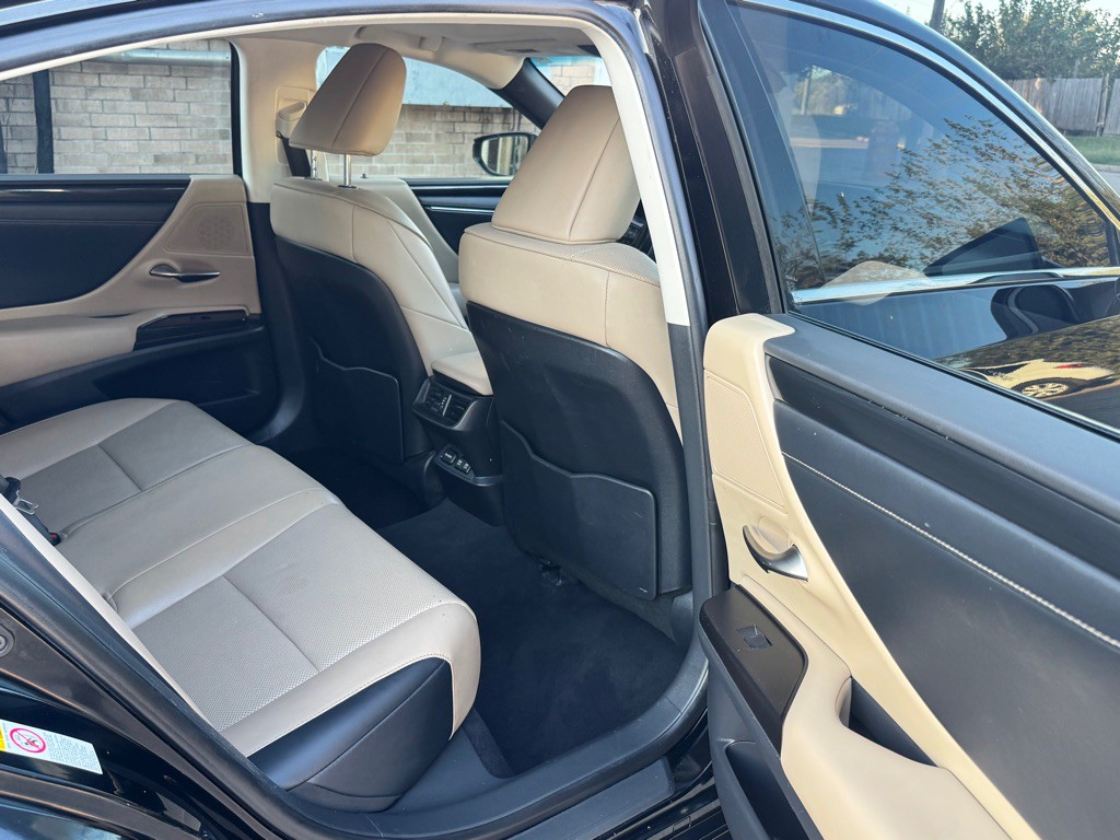 2019 Lexus ES Image 23