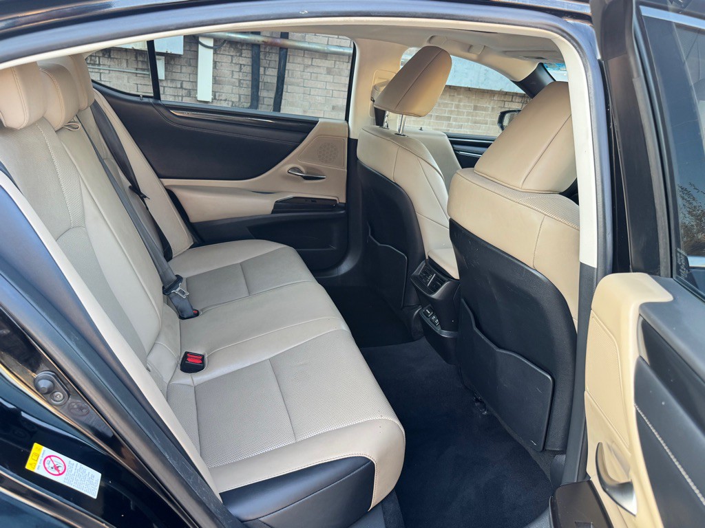 2019 Lexus ES Image 24