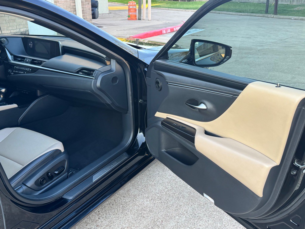 2019 Lexus ES Image 26