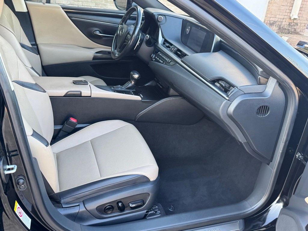 2019 Lexus ES Image 27