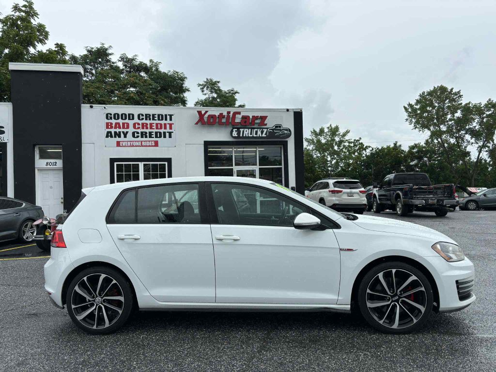 2015 Volkswagen GTI Image 1