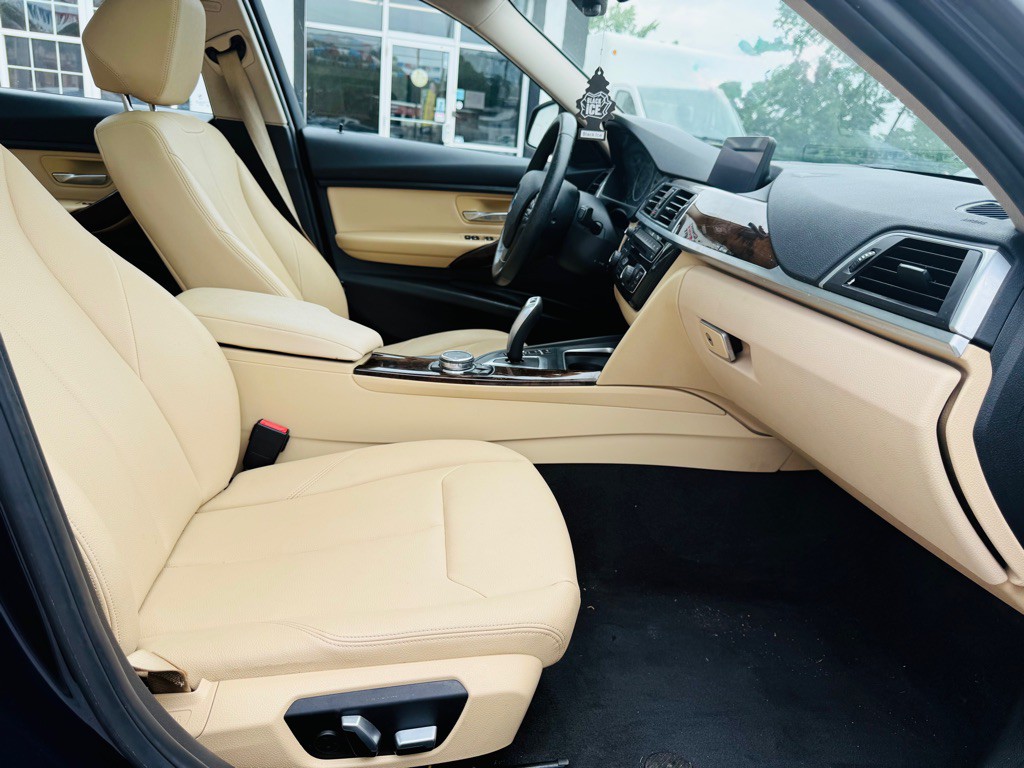 2017 BMW 3 Series Image 16