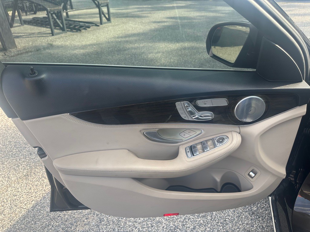 2015 Mercedes-Benz C-Class Image 9