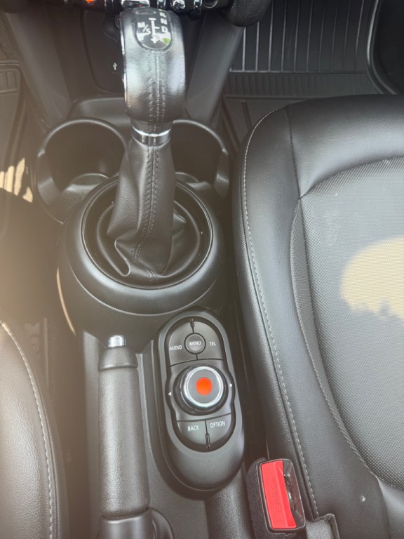 2018 MINI Cooper Image 16