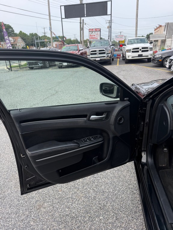 2018 Chrysler 300 Image 9