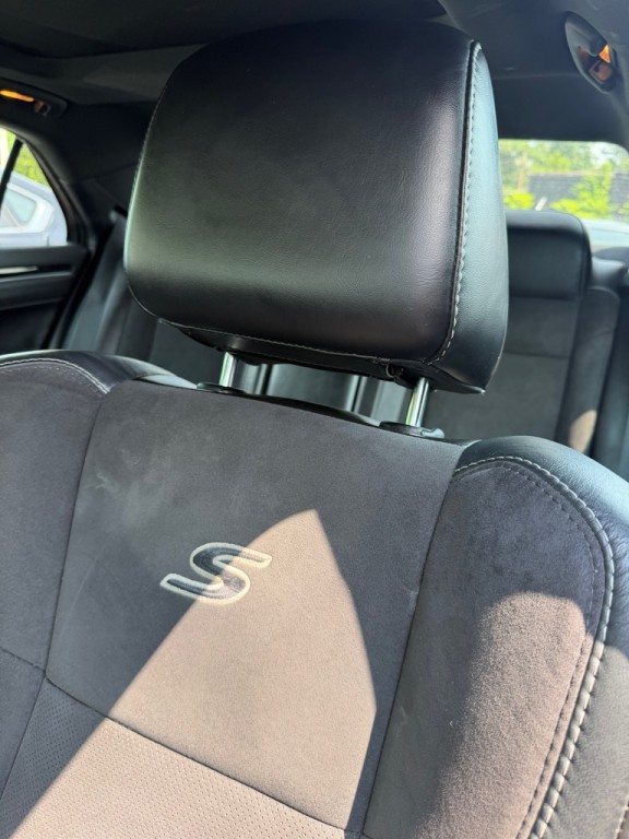 2018 Chrysler 300 Image 24