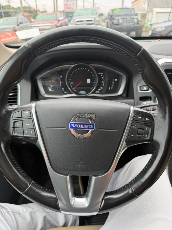 2016 Volvo XC60 Image 10