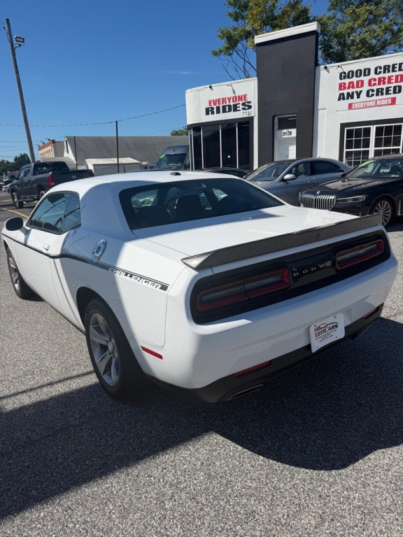 2016 Dodge Challenger Image 8