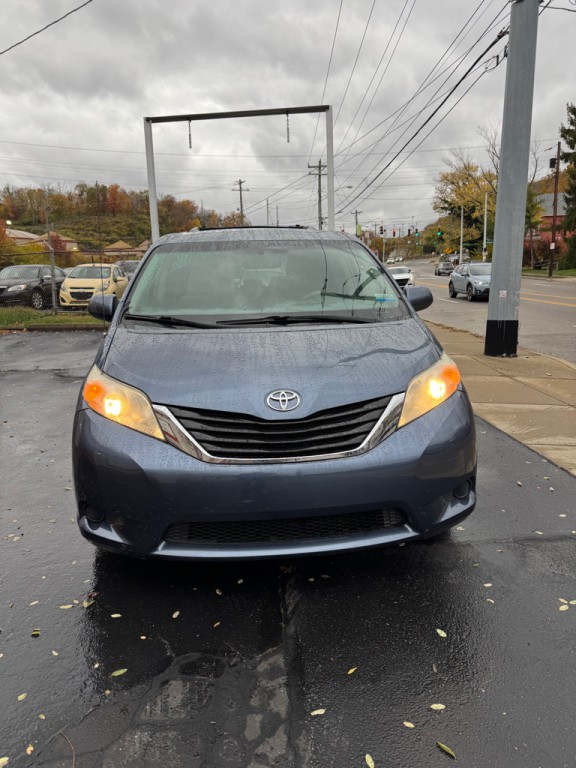 2014 Toyota Sienna Image 2