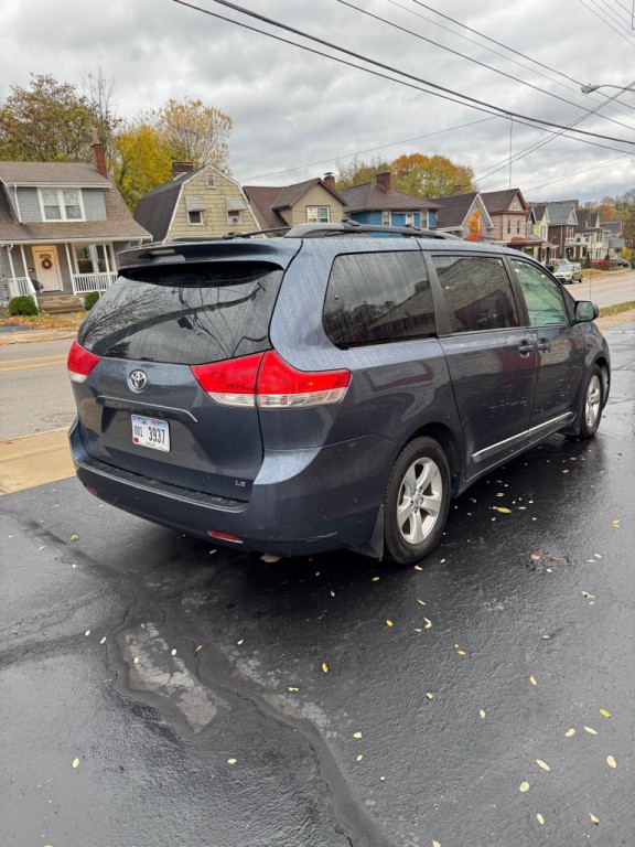 2014 Toyota Sienna Image 5